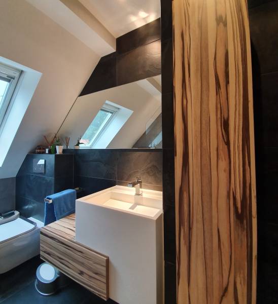 Bois, chaleur, bien-être : une salle de bain qui respire l'harmonie