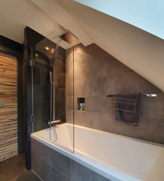 Bois, chaleur, bien-être : une salle de bain qui respire l'harmonie