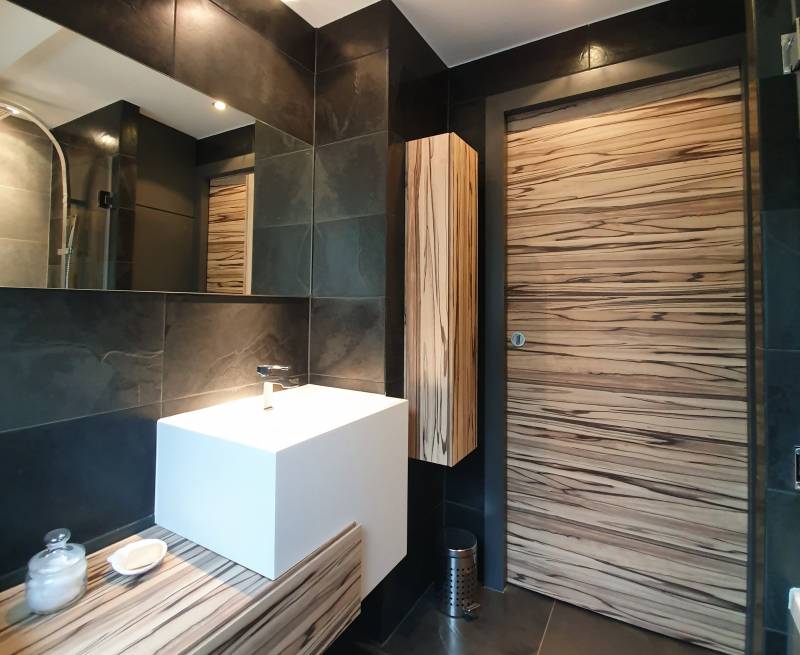 Bois, chaleur, bien-être : une salle de bain qui respire l'harmonie