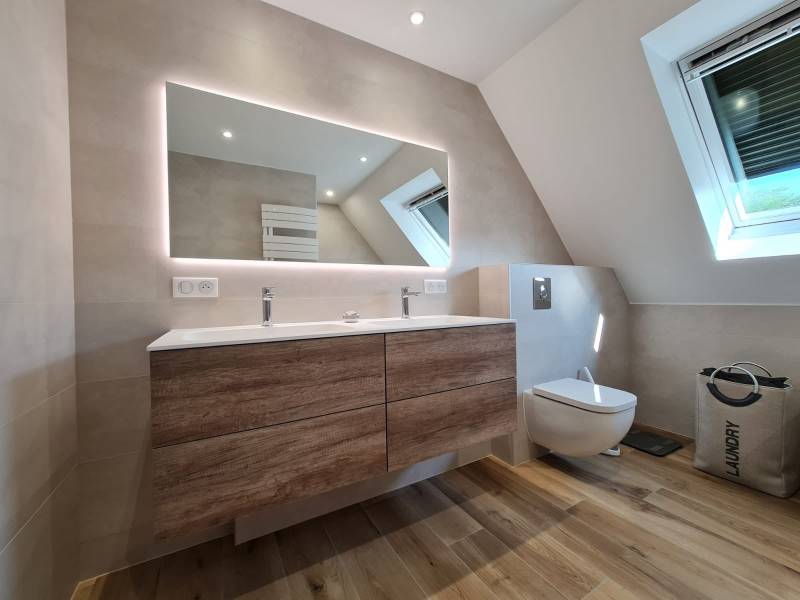 Salle de bain dans les tons chauds