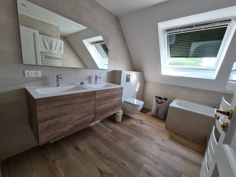 Salle de bain dans les tons chauds