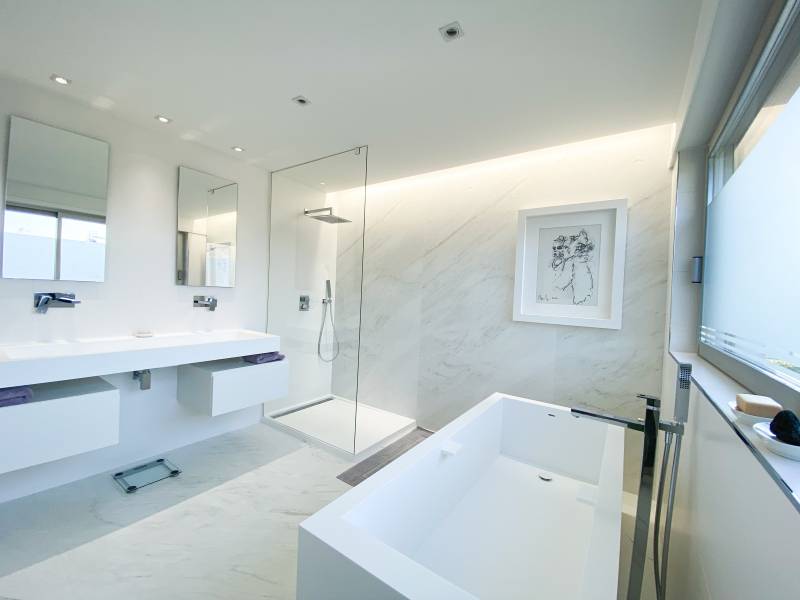 Salle de bain avec baignoire sur mesure en Krion à Illkirch