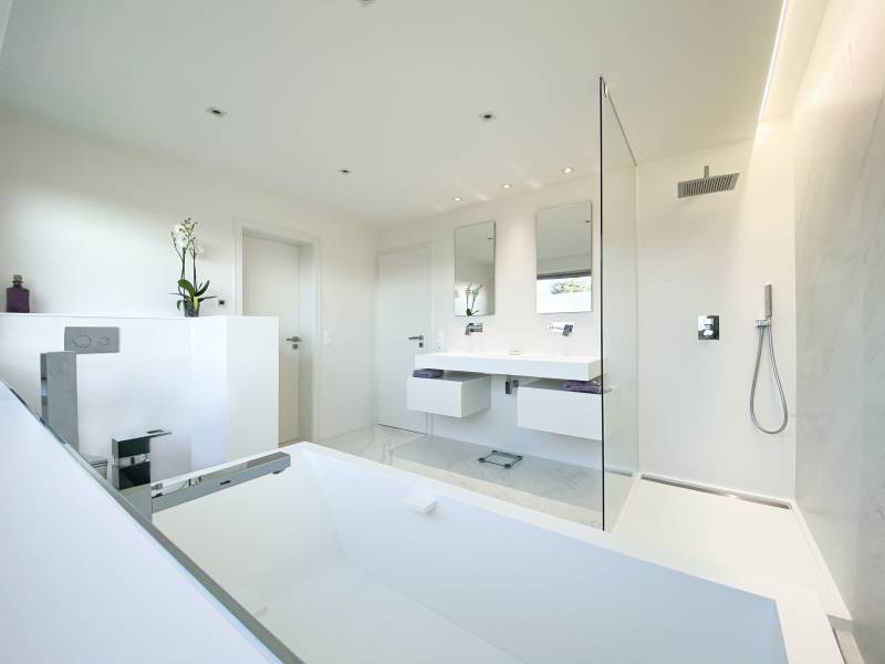 Salle de bain avec baignoire sur mesure en Krion à Illkirch