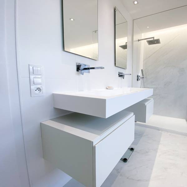 Salle de bain avec baignoire sur mesure en Krion à Illkirch