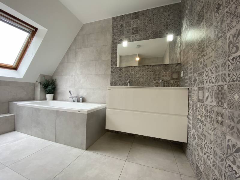 Rénovation d'une salle de bain zen en camaïeu de gris à Strasbourg