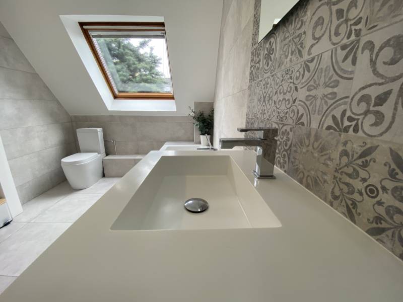 Rénovation d'une salle de bain zen en camaïeu de gris à Strasbourg