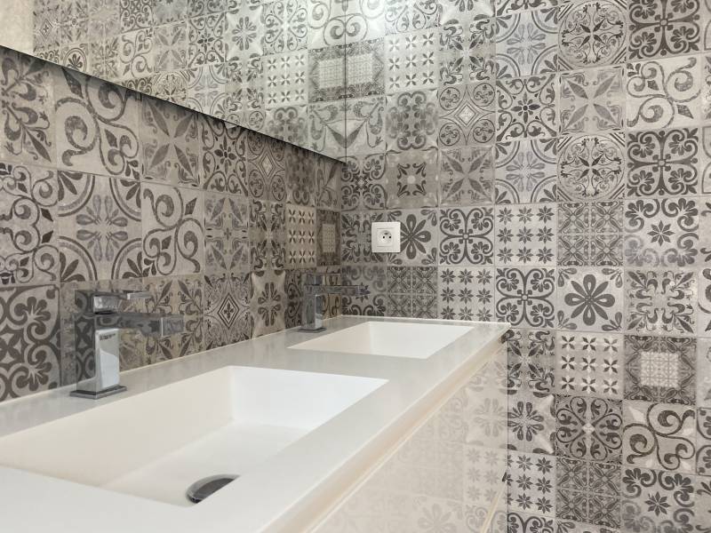 Rénovation d'une salle de bain zen en camaïeu de gris à Strasbourg