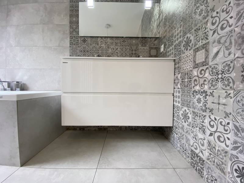 Rénovation d'une salle de bain zen en camaïeu de gris à Strasbourg
