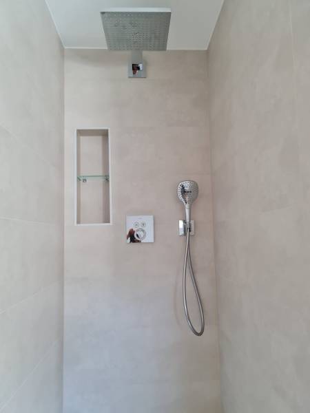 Salle de bain dans les tons chauds