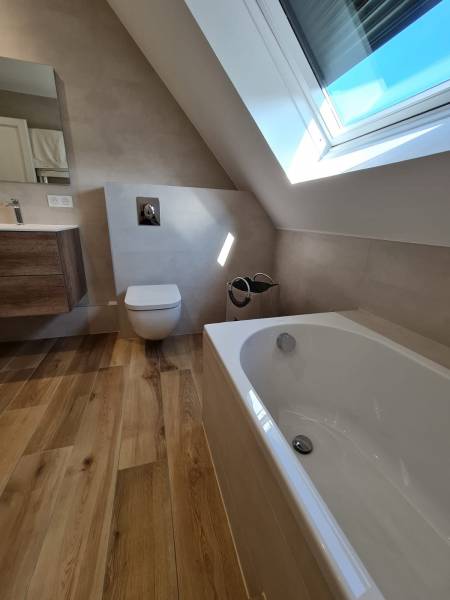Salle de bain dans les tons chauds